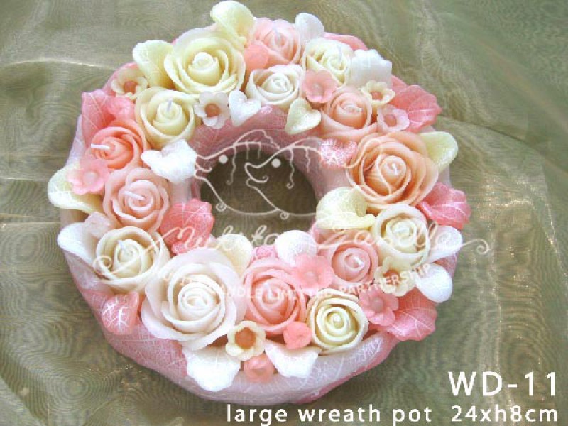 เทียนหอม เดชอุดม :  IVORY WEDDING SET|Weddng Candles, best elegant Candles for wedding ceremony.
CLASSIC IVORY ROSES CANDLES ARRANGTMENT FOR SPECIAL DAY|WD-11|large wreath pot  24 x h8 cm
