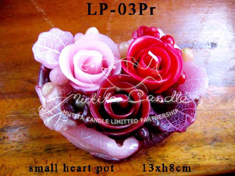 เทียนหอม เดชอุดม : PINK ROSE SET2|Flower candles from Thailand for any ocassions
CLASSIC ROSES CANDLE ARRANGTMENT|LP-03Pr|small heart pot 13 x h 8 cm