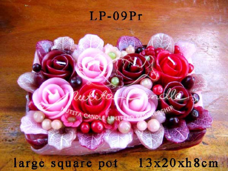 เทียนหอม เดชอุดม : PINK ROSE SET2|Flower candles from Thailand for any ocassions
CLASSIC ROSES CANDLE ARRANGTMENT|LP-09Pr|large square pot 13 x 20 x h 8 cm