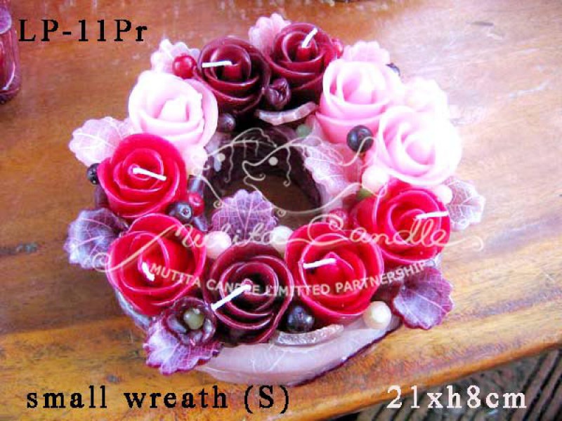 เทียนหอม เดชอุดม : PINK ROSE SET2|Flower candles from Thailand for any ocassions
CLASSIC ROSES CANDLE ARRANGTMENT|LP-11Pr|small wreath (S) 21 x h 8 cm